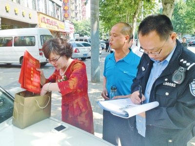 失主在清點、認領(lǐng)失物。