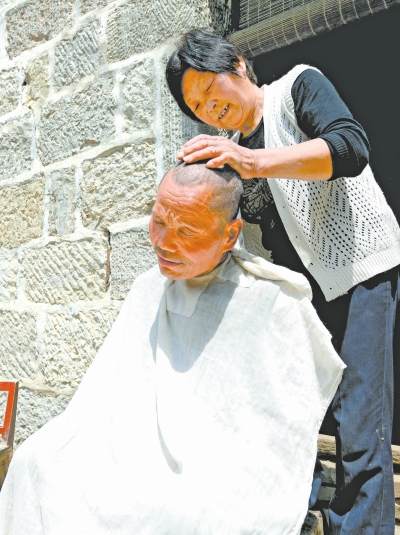 為了照顧兩個(gè)小叔，馬英專(zhuān)門(mén)學(xué)會(huì)了理發(fā)。