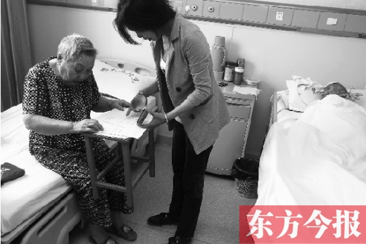 昨日，鄭大五附院二號(hào)樓住院部，馬老太寫(xiě)下委托書(shū)，并簽字摁指印委托女兒代理為昏迷老伴解鎖取錢(qián)