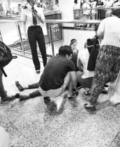 男子繼母被捅傷后跑到站內(nèi)，倒在了地上（圖片來自網(wǎng)絡(luò)）。