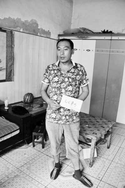 采建新拿的信封里，是南京警方送來的獎金。