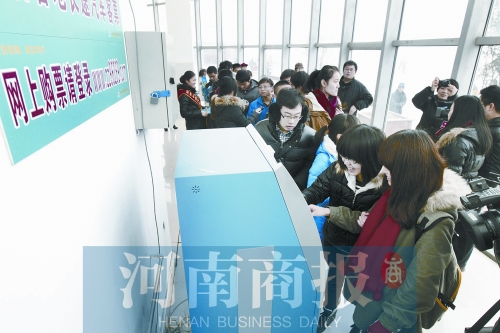 自動(dòng)售票機(jī)安裝在高校內(nèi)，方便了學(xué)生購(gòu)票返鄉(xiāng)