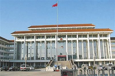 濮陽縣違規(guī)、超標(biāo)修建的縣委、縣政府辦公樓。新華社發(fā)發(fā)布