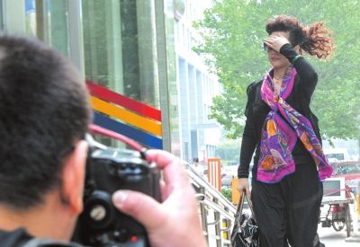 7月22日李某某輪奸案庭前會議，夢鴿擋臉小跑進法院。資料圖片京華時報記者蒲東峰攝