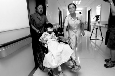 昨天，斌斌被推出病房，準(zhǔn)備換藥。記者 譚青/攝