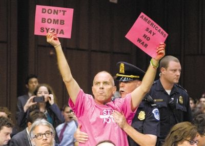 3日，美參議院外委會舉行敘利亞問題聽證會，民眾在現(xiàn)場示威，抗議美國軍事干預(yù)敘利亞。