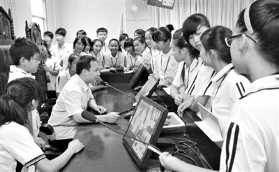 2013年5月30日，結(jié)合當(dāng)前國內(nèi)民眾普遍關(guān)注的“校長開房”、“強(qiáng)奸猥褻”等事件，廣西上思縣人民法院邀請中小學(xué)生到法院觀摩案件的庭審，提高他們的守法、維權(quán)意識。圖/IC