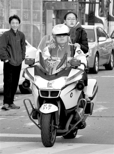 7日，首爾，警察將一名考生送抵考場(chǎng)。新華社發(fā)