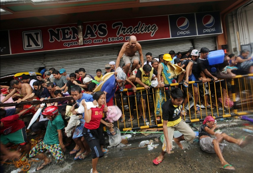 當(dāng)?shù)貢r(shí)間11月10日，強(qiáng)臺(tái)風(fēng)“海燕”襲擊菲律賓塔克洛班后，當(dāng)?shù)鼐用裣唇偕痰?，哄搶物資。