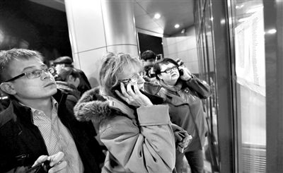 11月17日，俄羅斯喀山機(jī)場(chǎng)，一些人在查看航站樓上貼著的遇難者名單，他們可能是遇難者的親屬。