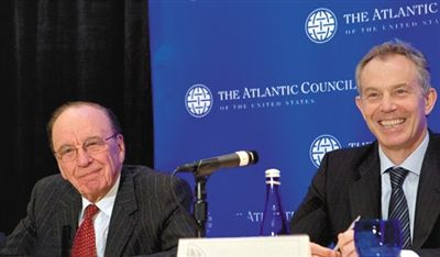 2008年，布萊爾與默多克在美國參加一國際會議。