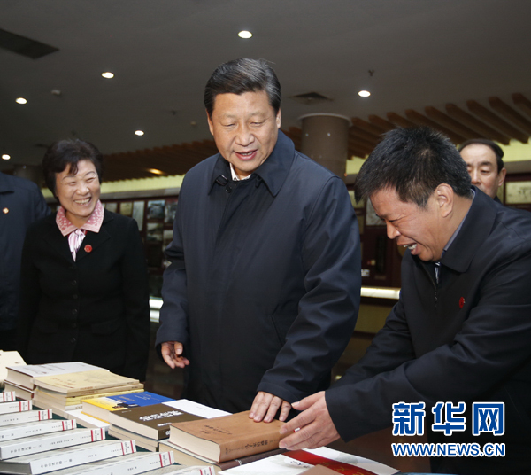 26日上午，習(xí)近平在孔子研究院參觀考察。新華社記者鞠鵬 攝