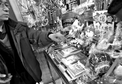 12月27日，世紀天鼎購物廣場的一位商戶表示，今年的賀卡明顯沒有前幾年好賣。新京報記者 王貴彬 攝