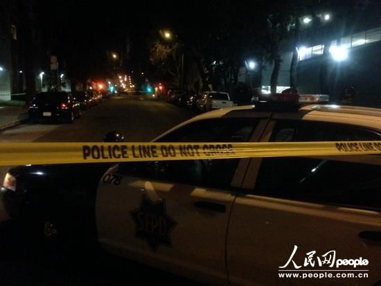 縱火案件發(fā)生在1月1日晚9時25分，舊金山當?shù)鼐胶拖绬T幾分鐘內(nèi)趕到事故現(xiàn)場，并迅速撲滅了火情。記者1日晚趕到現(xiàn)場時，領(lǐng)館正門所在區(qū)域已經(jīng)被警察封鎖。