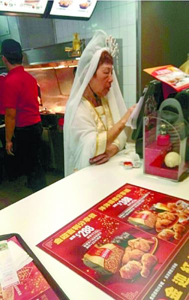 麥當(dāng)勞也挺拼的！店員化身觀音為顧客點(diǎn)餐