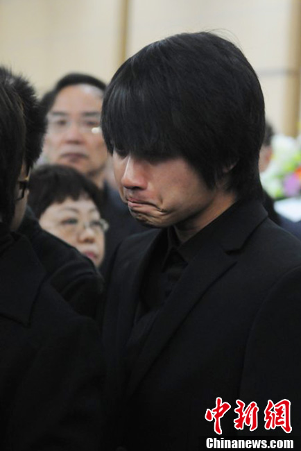 韓寒到場(chǎng)痛哭流淚。