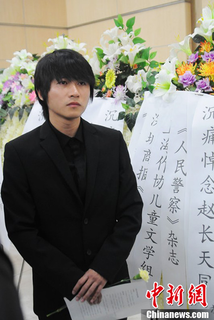 韓寒到場(chǎng)痛哭流淚。