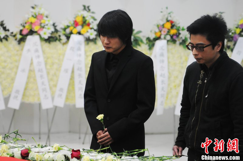 韓寒到場(chǎng)痛哭流淚。