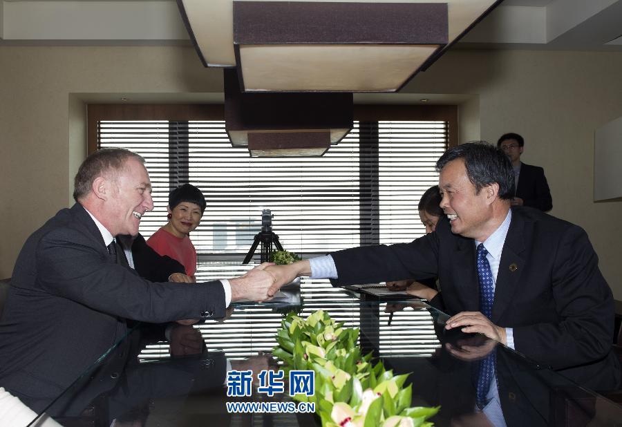 4月26日，國家文物局副局長宋新潮代表中方向法國有關(guān)方面負責(zé)人表示感謝。當(dāng)日，法國皮諾家族在北京宣布