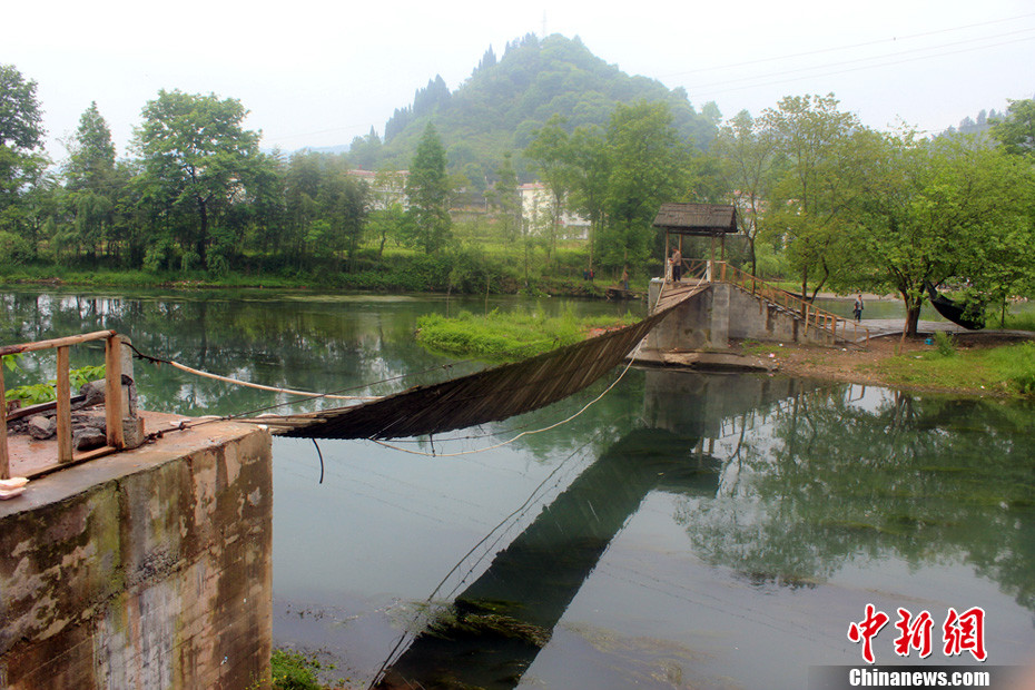 5月1日晚9點(diǎn)10分左右，湖南省鳳凰縣沱江鎮(zhèn)棉寨村距縣城3公里處桃花島篝火晚會(huì)散場(chǎng)時(shí)，游客經(jīng)過(guò)近水