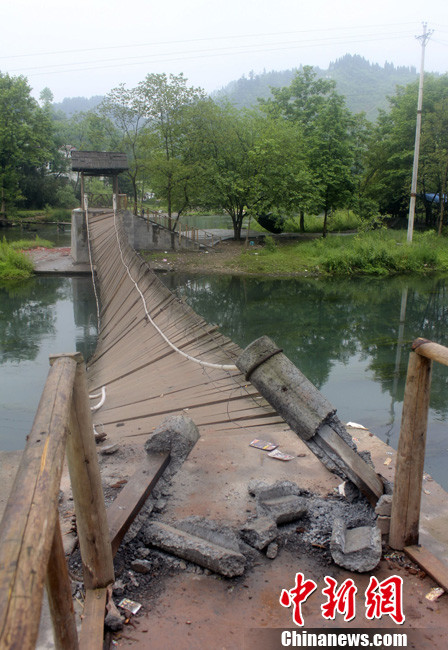 5月1日晚9點(diǎn)10分左右，湖南省鳳凰縣沱江鎮(zhèn)棉寨村距縣城3公里處桃花島篝火晚會(huì)散場(chǎng)時(shí)，游客經(jīng)過(guò)近水