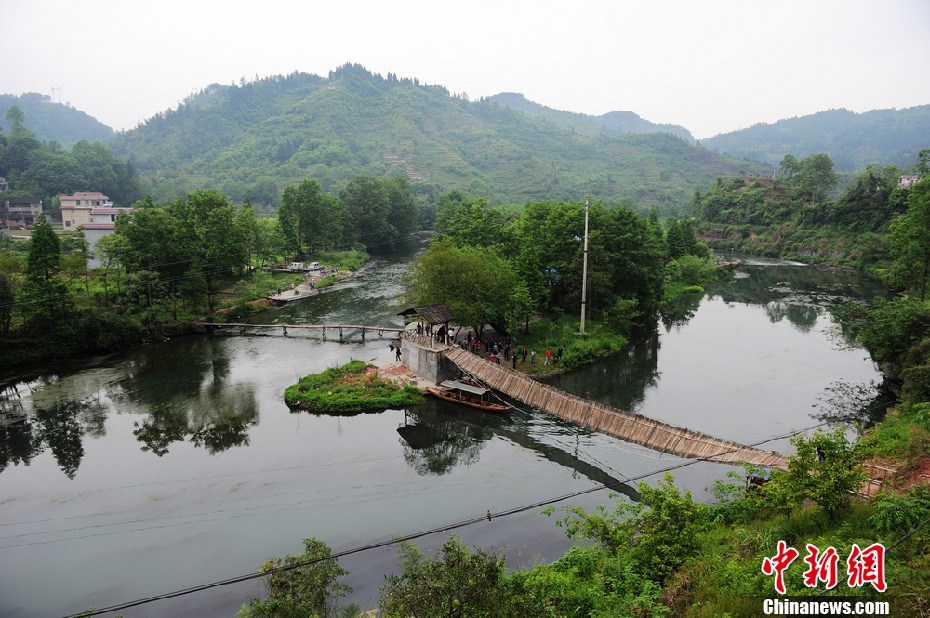 5月2日，鳳凰縣搜尋人員仍在沱江下游搜尋。