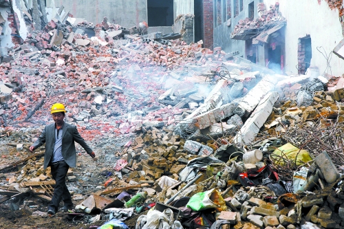 一座清朝老宅被一把火燒成了灰燼。透過青煙，才能看到它曾存在過的痕跡