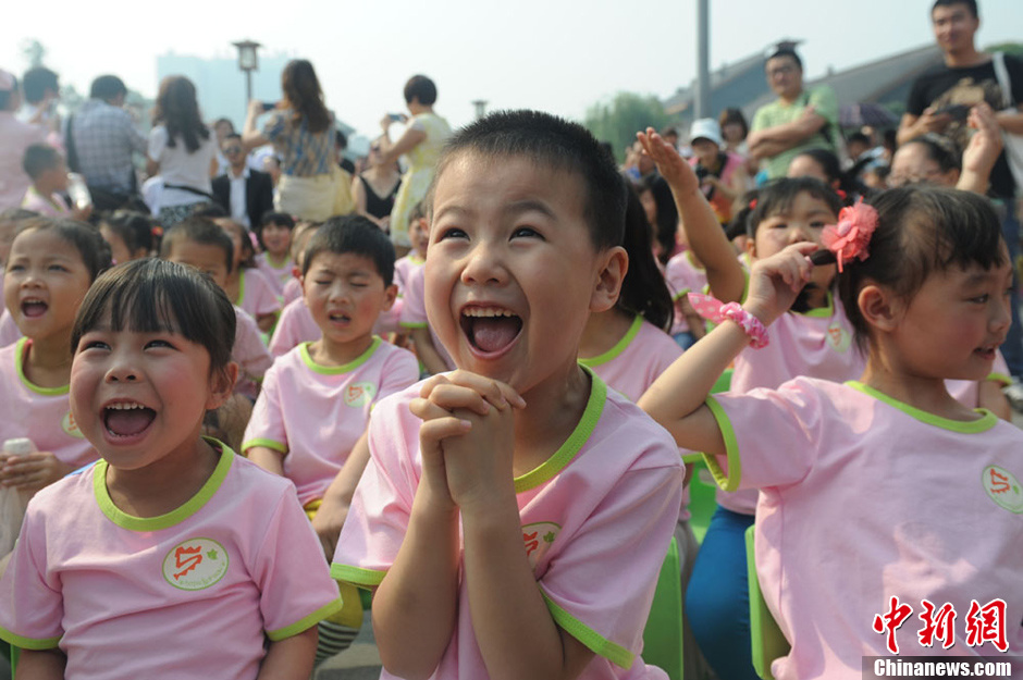圖為參加集體生日的“地震寶寶”。張浪 攝