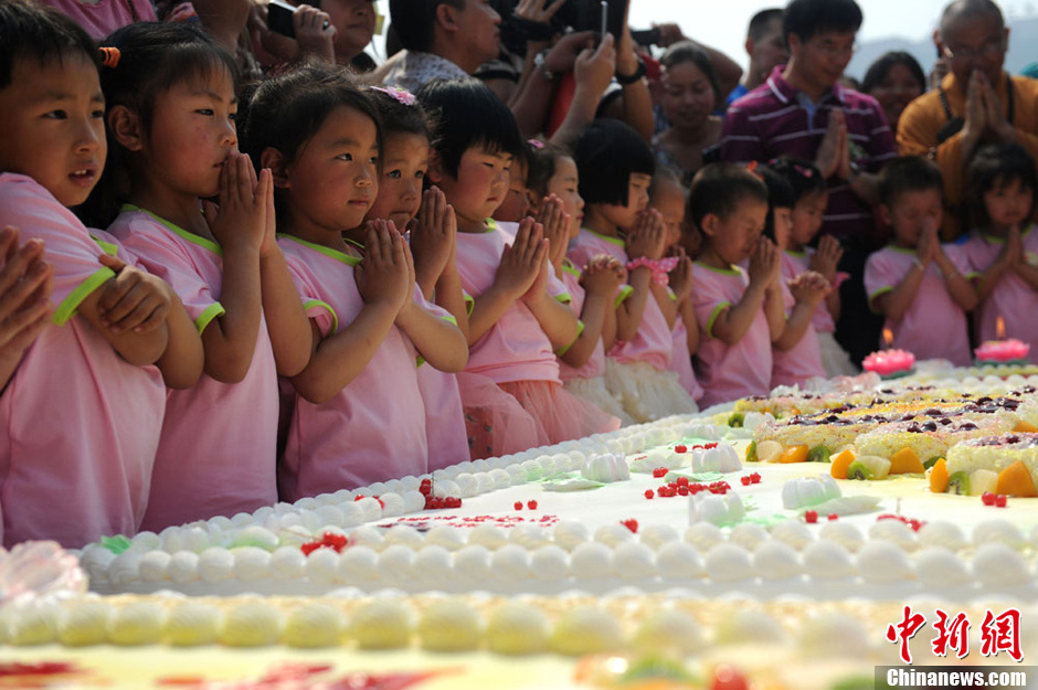 圖為孩子們在生日蛋糕前許下愿望。張浪 攝