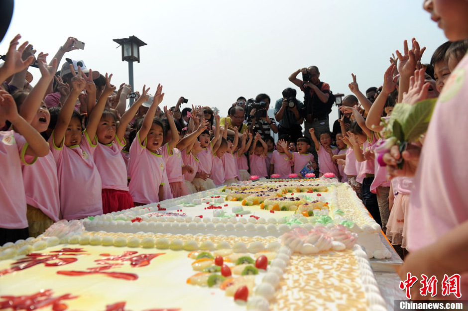 圖為孩子們準(zhǔn)備享用生日蛋糕。張浪 攝