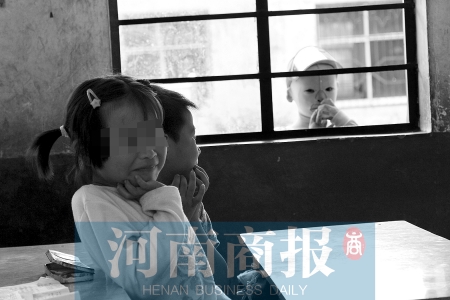 她不止一次說想去上學，而更多的時候，她是站在教室外面，眼巴巴地看著里面的小朋友