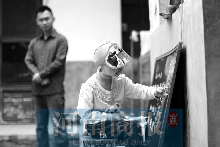 右手受傷了，她用左手在家里的小黑板上練習寫字