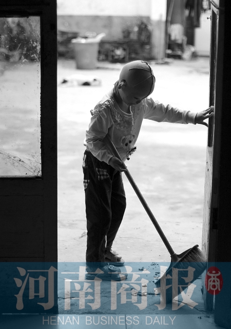 她很懂事，經(jīng)常幫助爸爸媽媽打掃衛(wèi)生