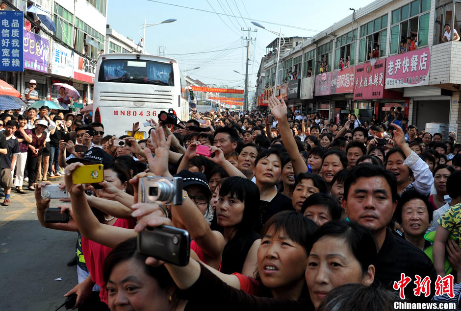 6月5日，一年一度的毛坦廠鎮(zhèn)“送考節(jié)”到來，70輛大巴車護(hù)送毛坦廠中學(xué)萬名考生安全赴考。