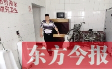 男廁中擺放的電視機(jī)、柜子、自行車等物品