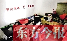 廁所進(jìn)門中廳，擺放著灶臺(tái)、餐桌、床鋪等，乍一看像個(gè)客廳