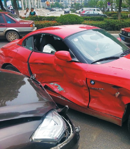 寶馬車門完全變形。