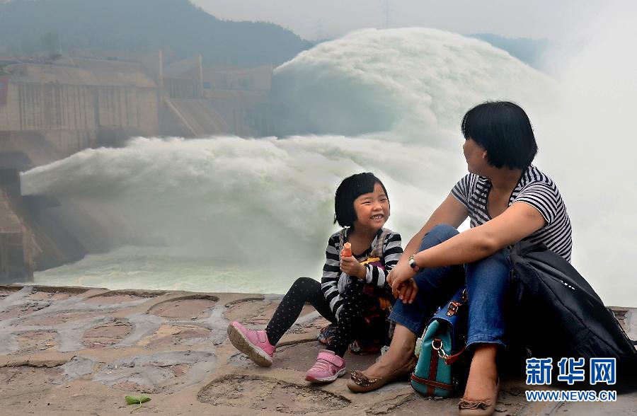 　6月22日，兩位游客在黃河小浪底景區(qū)內(nèi)歇息。