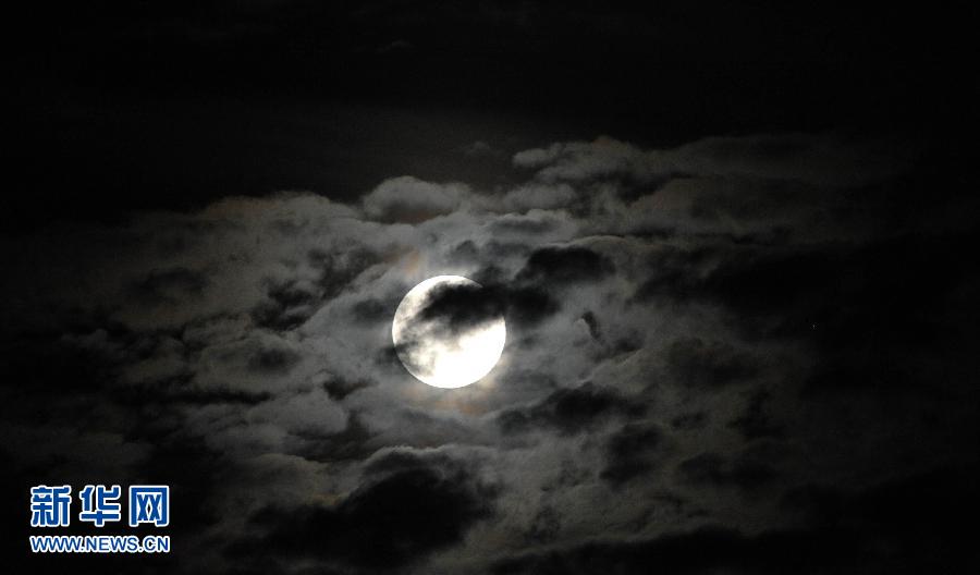 6月23日晚，一輪圓月高懸在海南省?？谑猩峡铡? width=