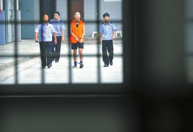 劉明前往家屬會(huì)見(jiàn)室和父母見(jiàn)最后一面。 吳小川 攝