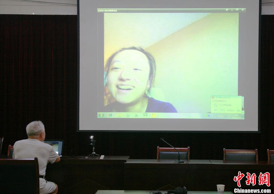 浙江江山韓亞空難親歷學(xué)生與國內(nèi)家長進(jìn)行視頻對話 中新社發(fā) 李晨韻/攝 浙江江山韓亞空難親歷學(xué)生與國內(nèi)家長進(jìn)行視頻對話 中新社發(fā) 李晨韻/攝
