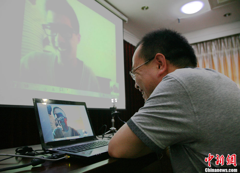 浙江江山韓亞空難親歷學(xué)生與國內(nèi)家長進(jìn)行視頻對話 中新社發(fā) 李晨韻/攝 浙江江山韓亞空難親歷學(xué)生與國內(nèi)家長進(jìn)行視頻對話 中新社發(fā) 李晨韻/攝