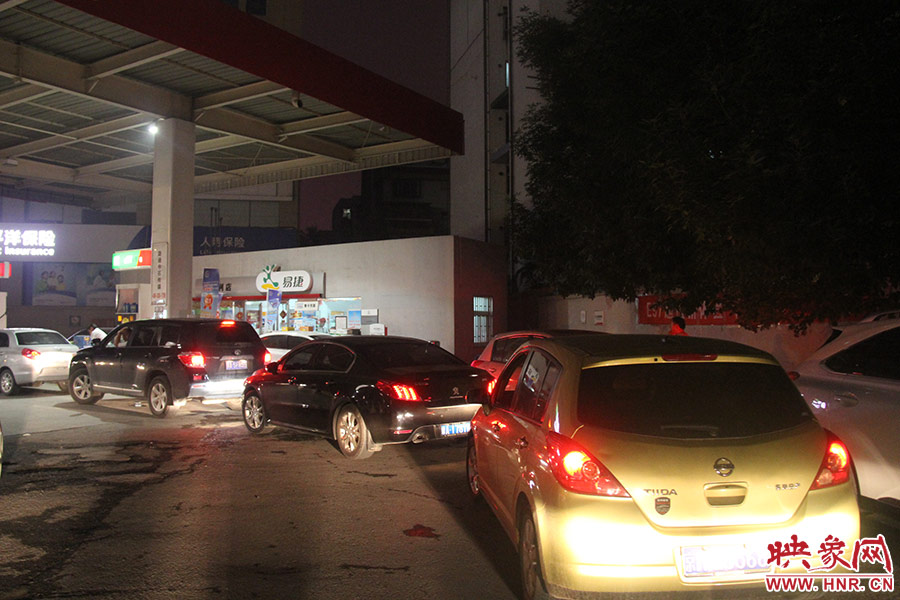 加油站內，車主們正在正待為愛車加油