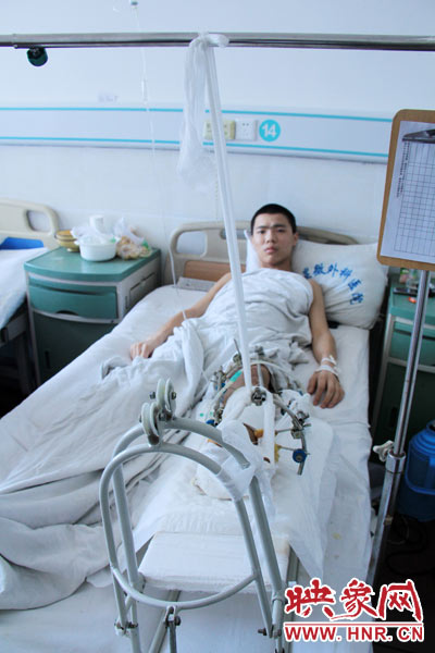 “如果有人肯幫我出4萬元的醫(yī)藥費，我愿意為他免費工作3年，多苦多累都行?！?月26日，躺在病床里上的