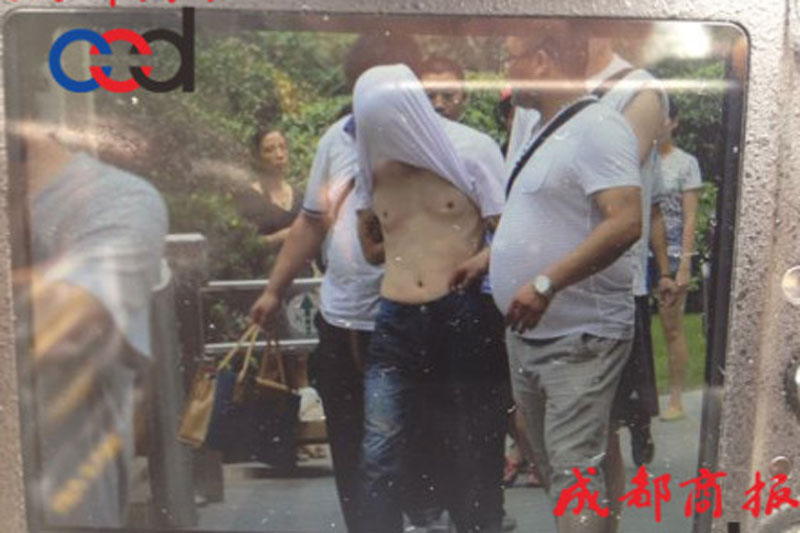 圖為事發(fā)現(xiàn)場(chǎng)，嫌疑人被警方控制。