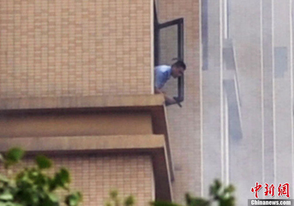 7月31日，成都成華區(qū)二十四城小區(qū)發(fā)生警匪槍戰(zhàn)。