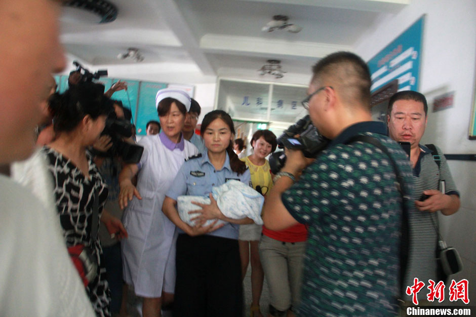 圖為當(dāng)?shù)孛窬瘧驯Й@救嬰兒進(jìn)入富平婦幼保健院。張一辰 攝