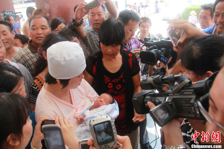 圖為大批媒體記者采訪獲救嬰兒母親。張一辰 攝