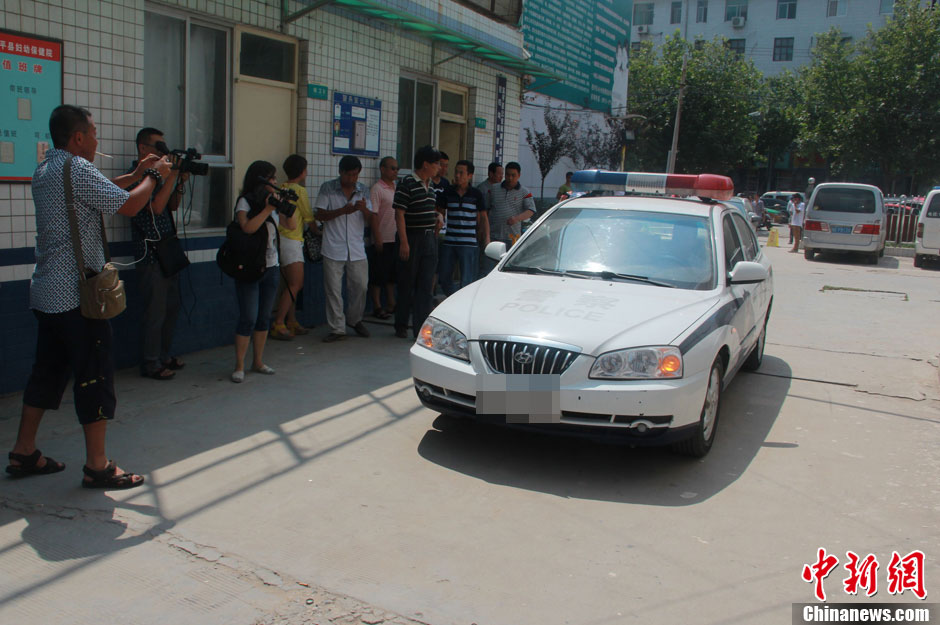 圖為護(hù)送獲救嬰兒的警察駛?cè)敫黄娇h婦幼保健院。張一辰 攝