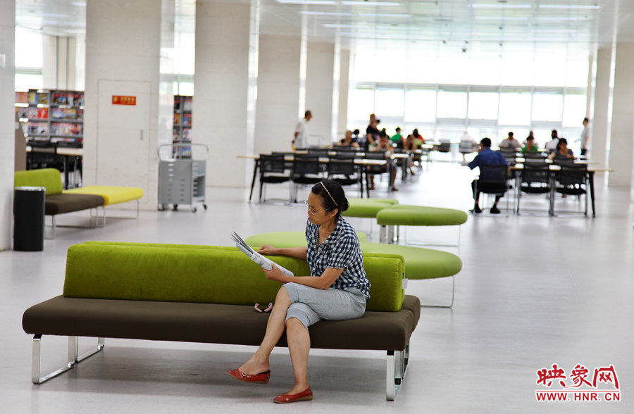 早上十點(diǎn)左右，已經(jīng)有不少讀者來管內(nèi)看書了。